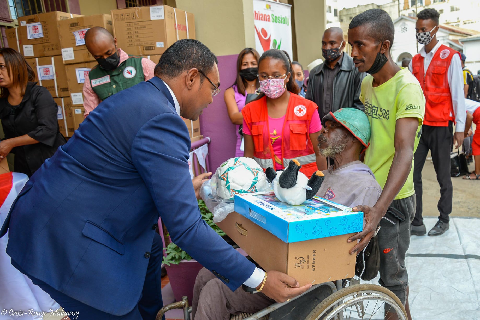 Cérémonie de remise de jouets, de fourniture scolaire pour les enfants du District 5